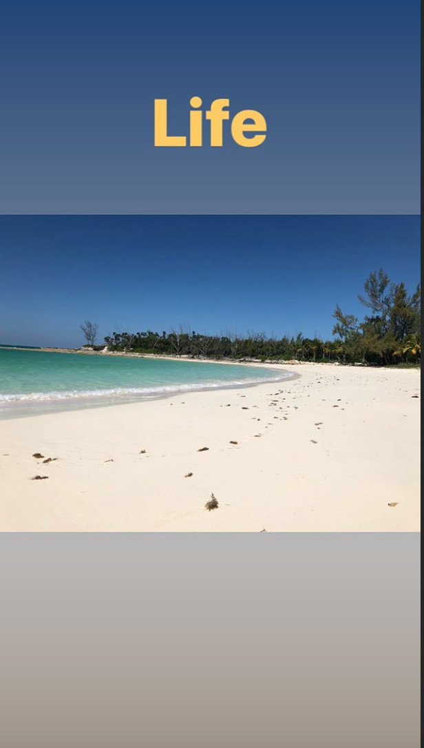 Gerard Piqué en una playa desierta