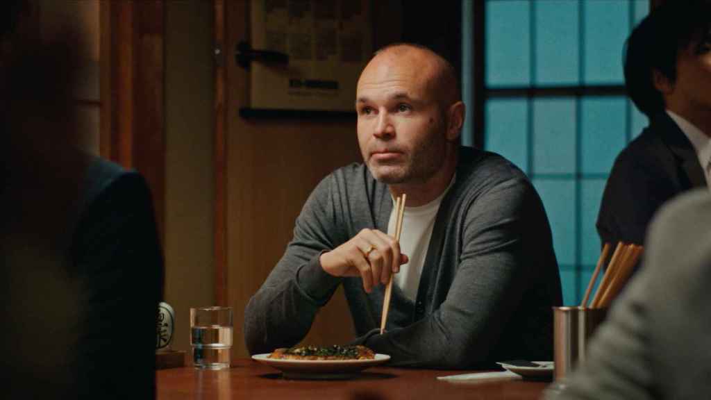 Andrés Iniesta, comiendo con palillos en el spot de Navidul / NAVIDUL