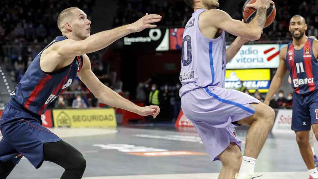 Laprovittola intenta una internada a canasta ante el Baskonia / EFE