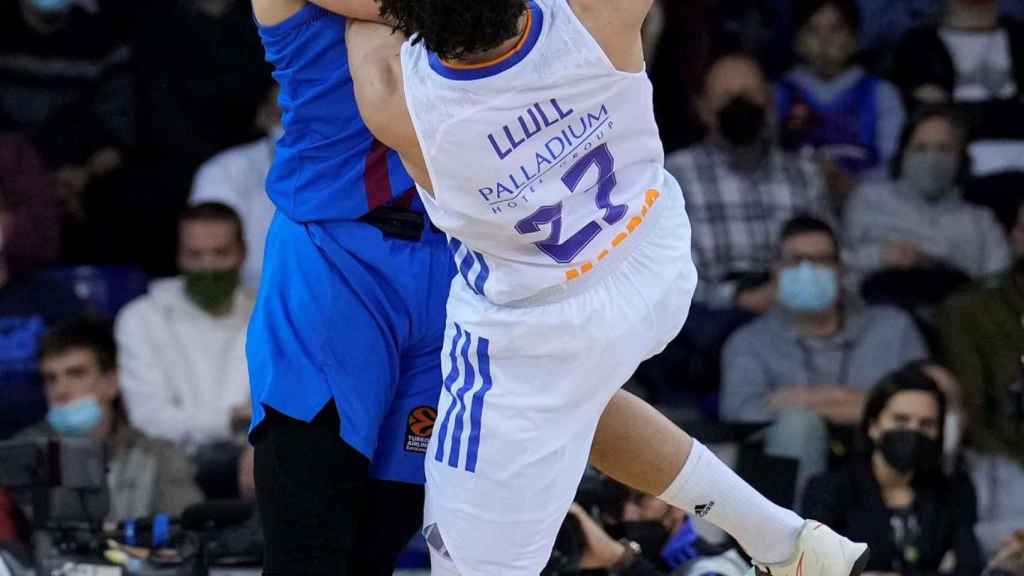 Sergio Llull intenta superar a Jokubaitis, en el Barça Real Madrid del viernes / EFE