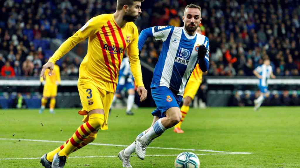 Gerard Piqué en una acción del derbi / EFE