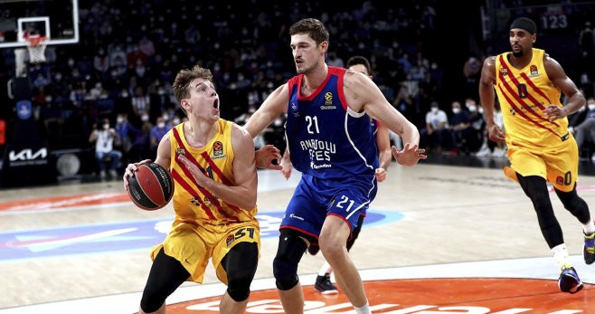 Jokubaitis, en una acción contra el Anadolu Efes / EFE