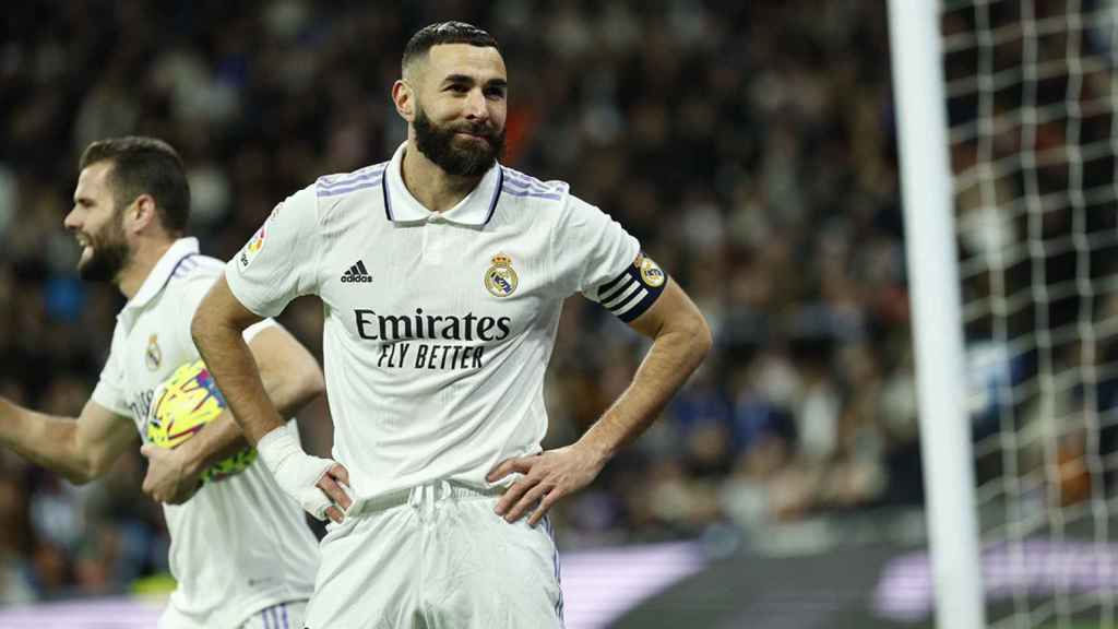 Benzema mira con decepción, tras una ocasión fallida del Real Madrid ante la Real Sociedad / EFE