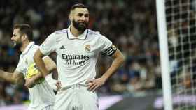 Benzema mira con decepción, tras una ocasión fallida del Real Madrid ante la Real Sociedad / EFE