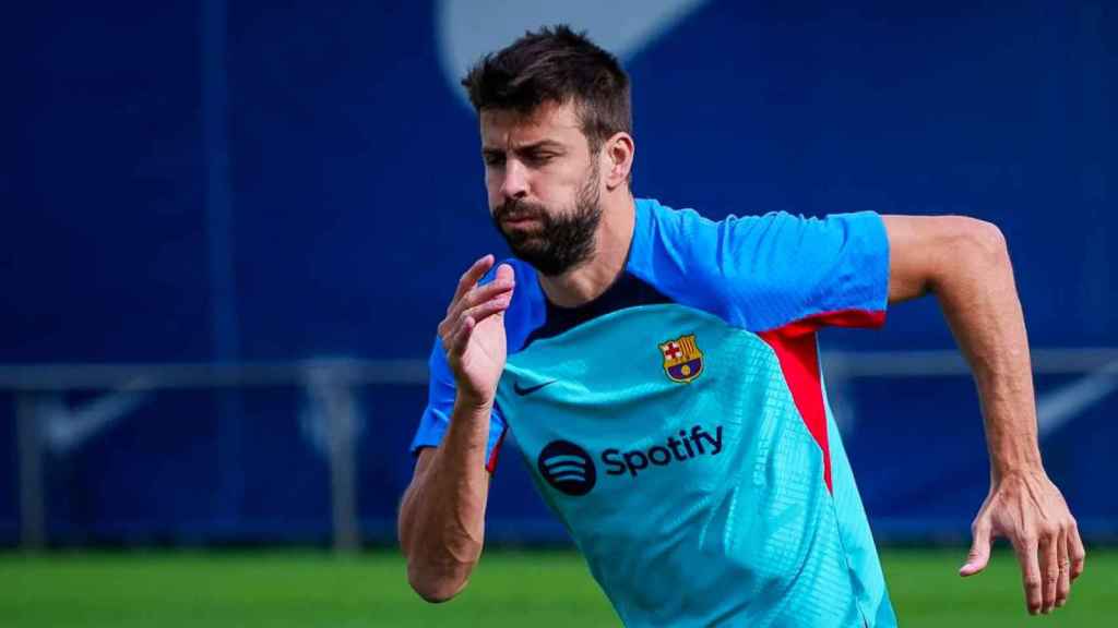 Gerard Piqué, al galope, durante un entrenamiento / FCB