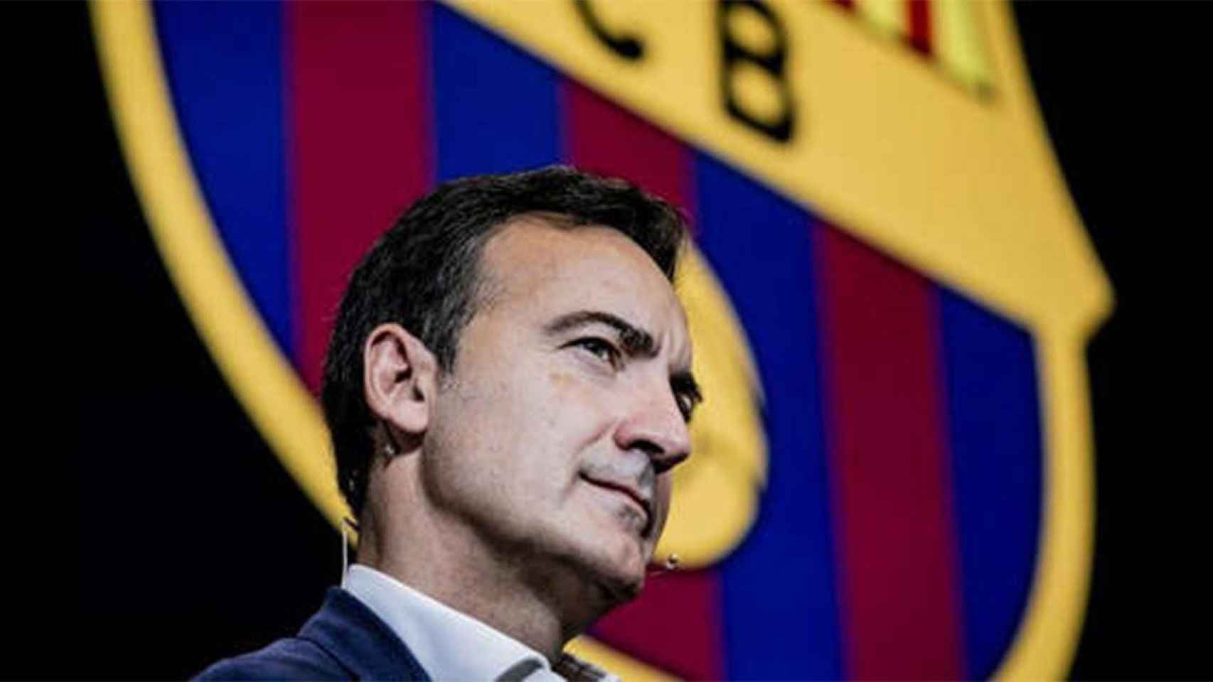 Ferran Reverter, frente al escudo del FC Barcelona / Archivo