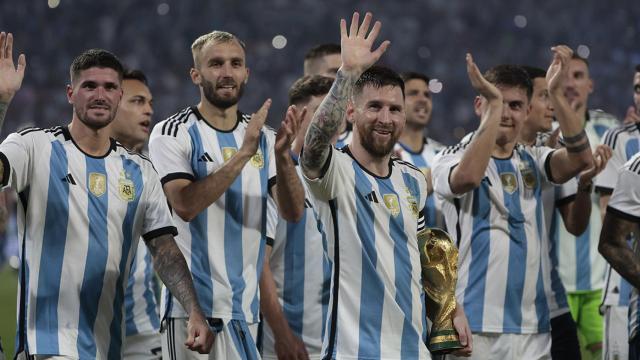 Leo Messi, junto a sus compañeros de selección, exhibiendo la Copa del Mundo ante la afición argentina / EFE