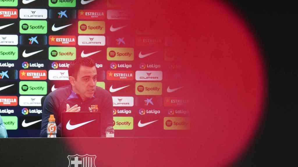 Xavi Hernández, señalado por el objetivo de una cámara durante una rueda de prensa / EFE