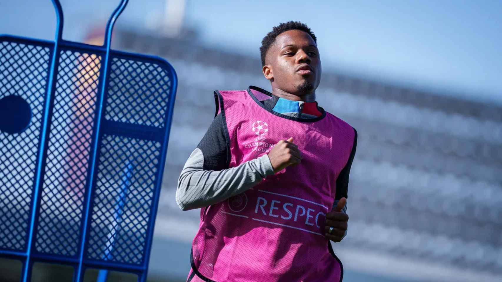 Ansu Fati, concentrado, en uno de los entrenamientos previos al partido del Barça contra el Bayern / FCB