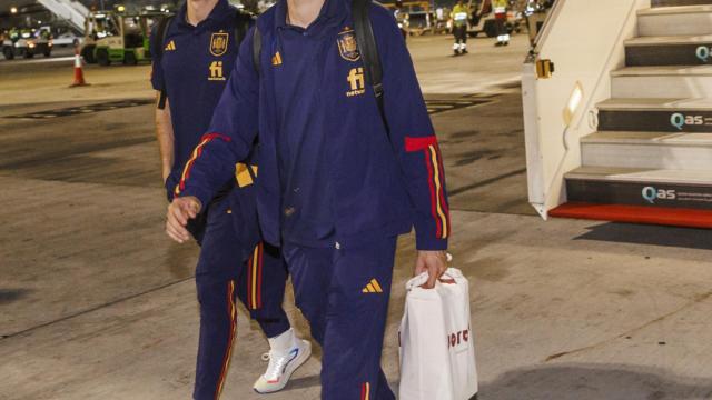 Sergio Busquets, bajándose del avión de la selección española / EFE