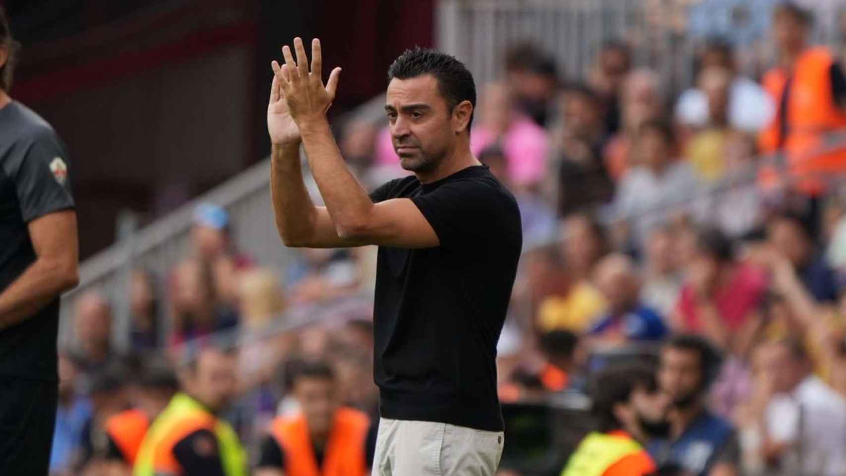 Xavi Hernández, aplaude el trabajo de sus jugadores, durante la victoria del Barça contra el Elche / CULEMANÍA