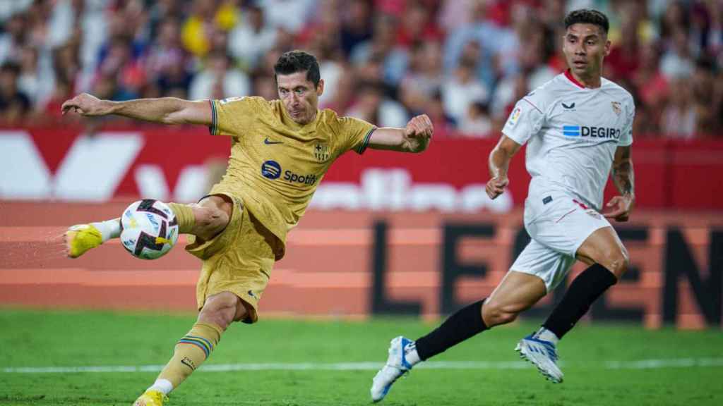 Lewandowski anotando de volea con el Barça / FCB