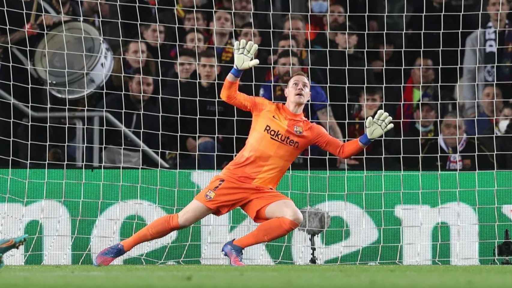 Ter Stegen, intentando detener un balón, en el partido entre Barça y Galatasaray / FCB