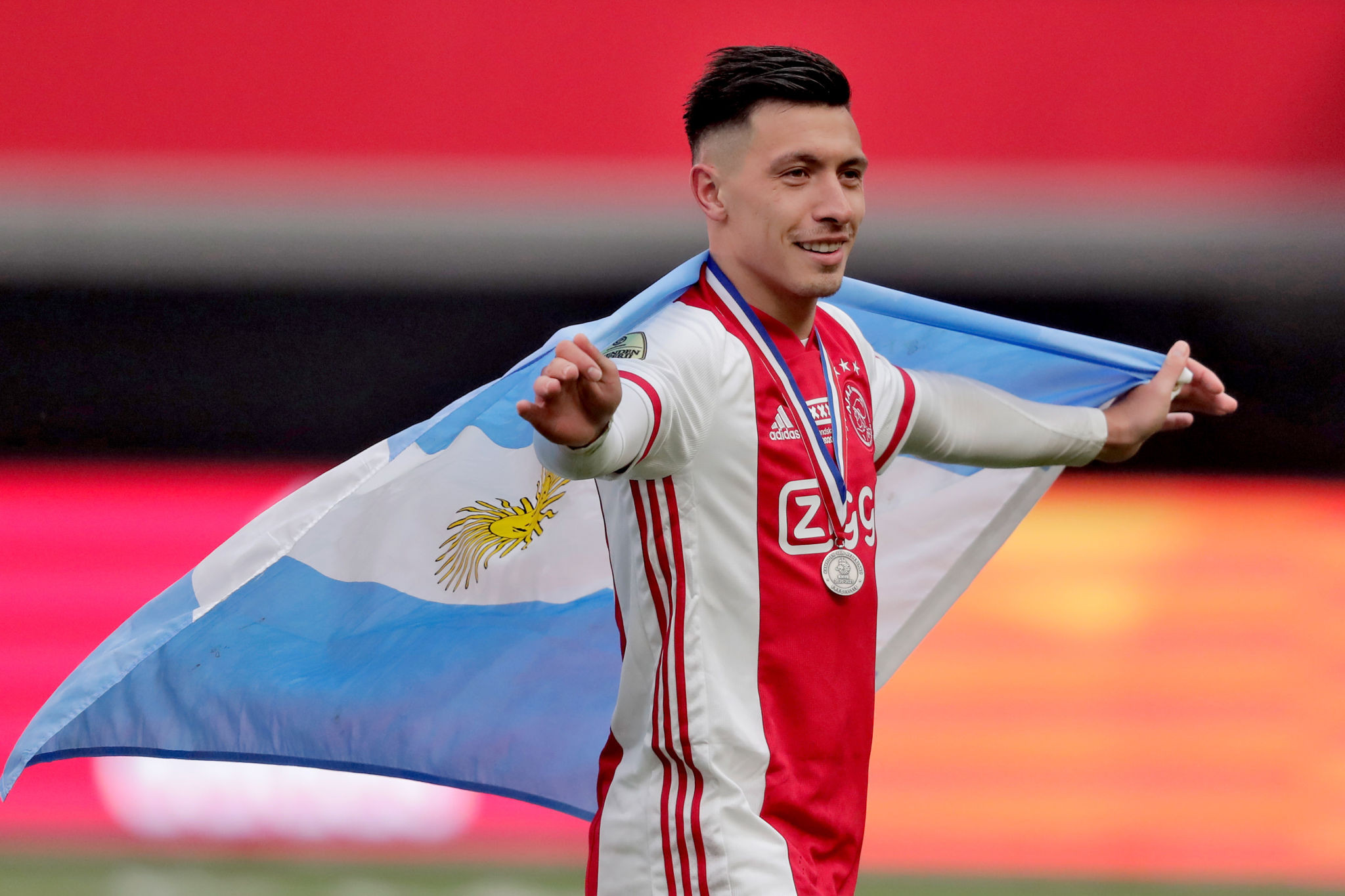 Lisandro Martínez celebrando un triunfo con el Ajax REDES