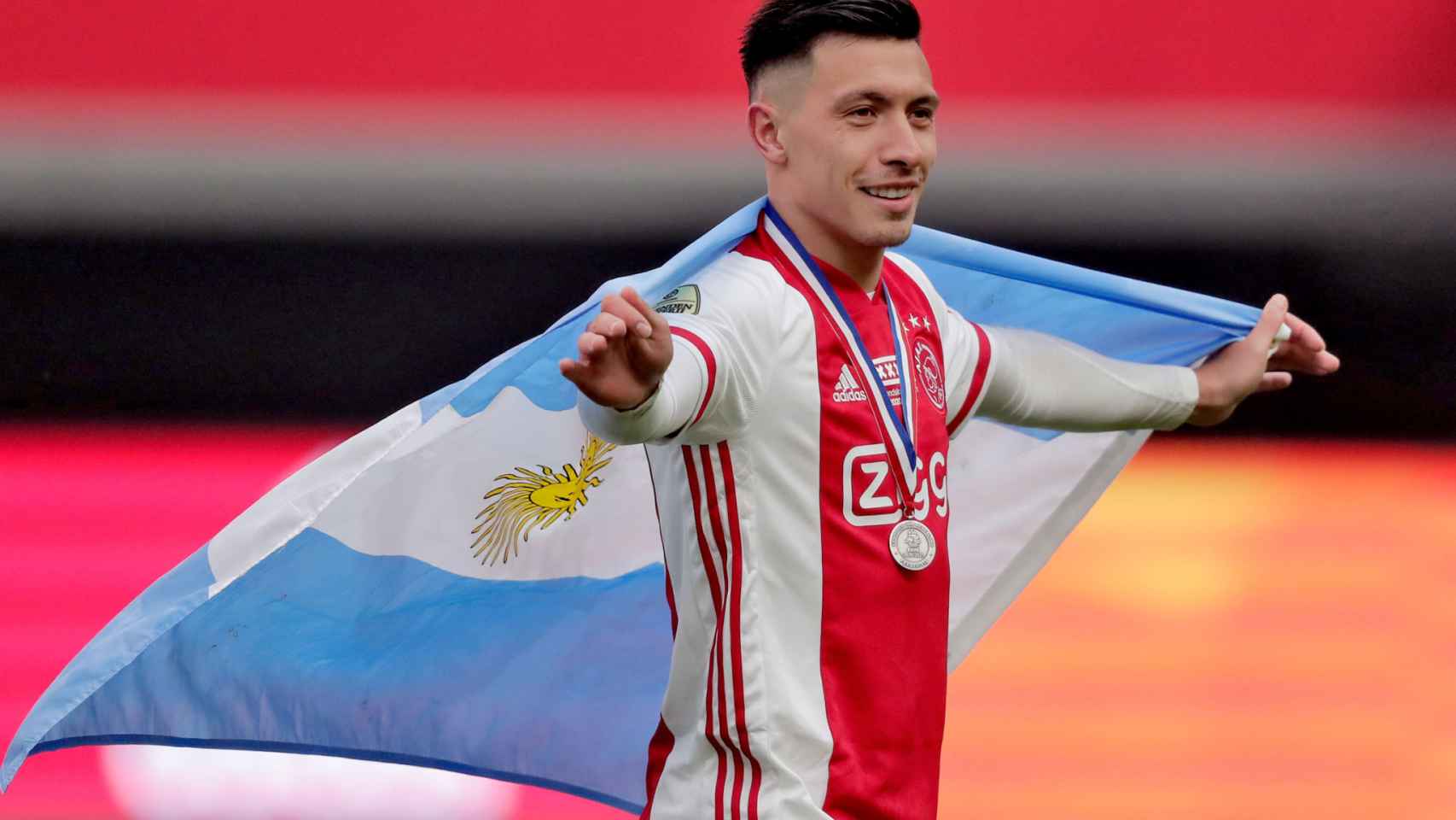 Lisandro Martínez celebrando un triunfo con el Ajax REDES