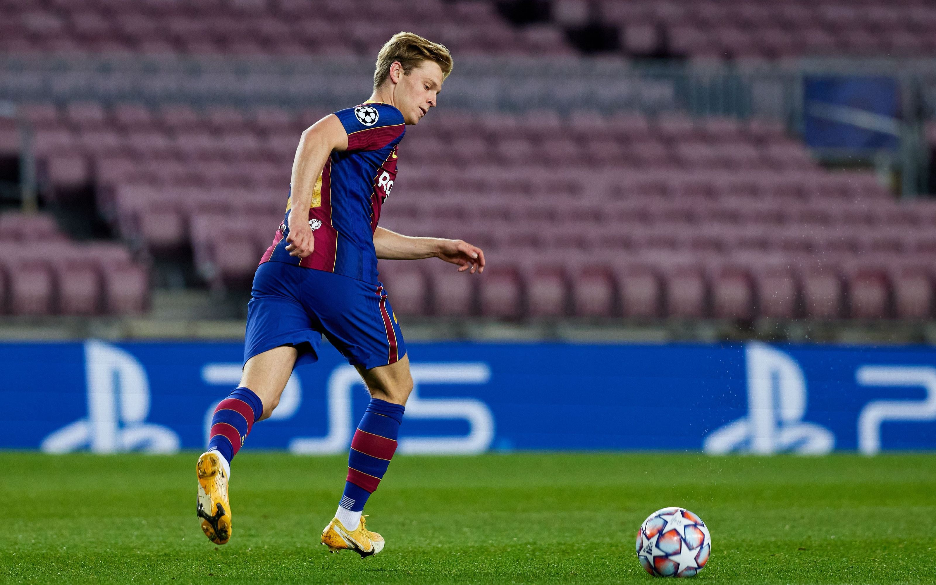 Frenkie de Jong sacando el balón desde atrás contra el Dinamo de Kiev / FC Barcelona