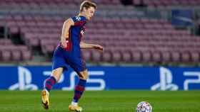 Frenkie de Jong sacando el balón desde atrás contra el Dinamo de Kiev / FC Barcelona