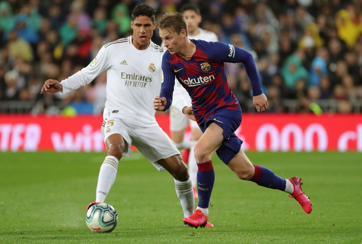 Frenkie de Jong contra Varane / EFE