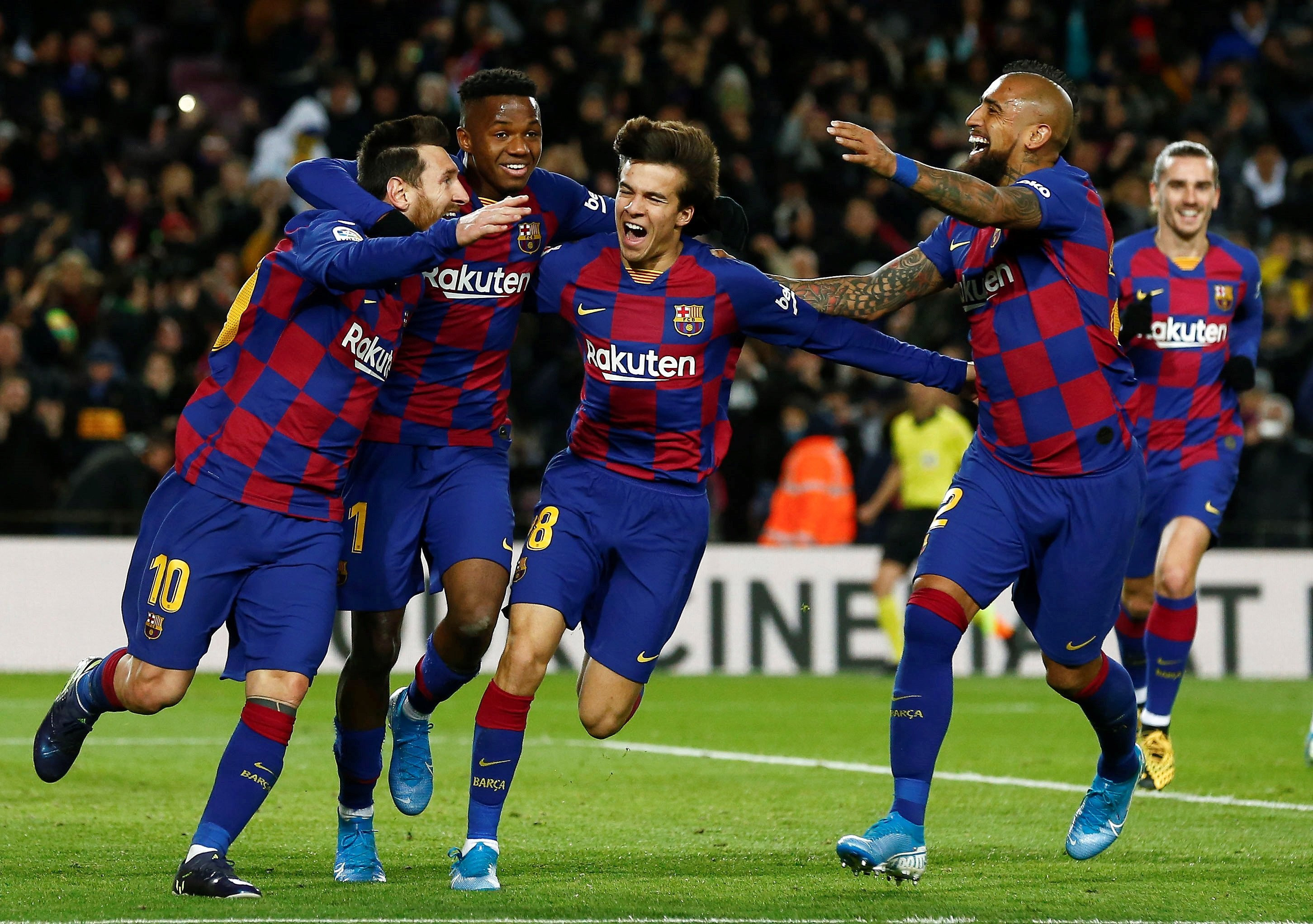 Messi, Ansu Fati, Riqui Puig y Arturo Vidal celebran el gol contra el Granada / EFE