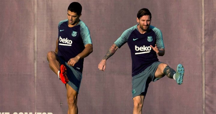 Luis Suárez y Leo Messi se ejercitan en un entrenamiento del Barça dirigido por Ernesto Valverde / EFE