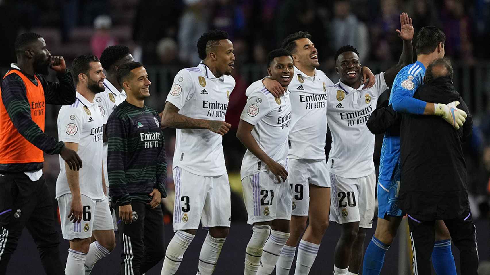 Los jugadores del Real Madrid festejan en el Camp Nou el pase a la final de la Copa del Rey / EFE