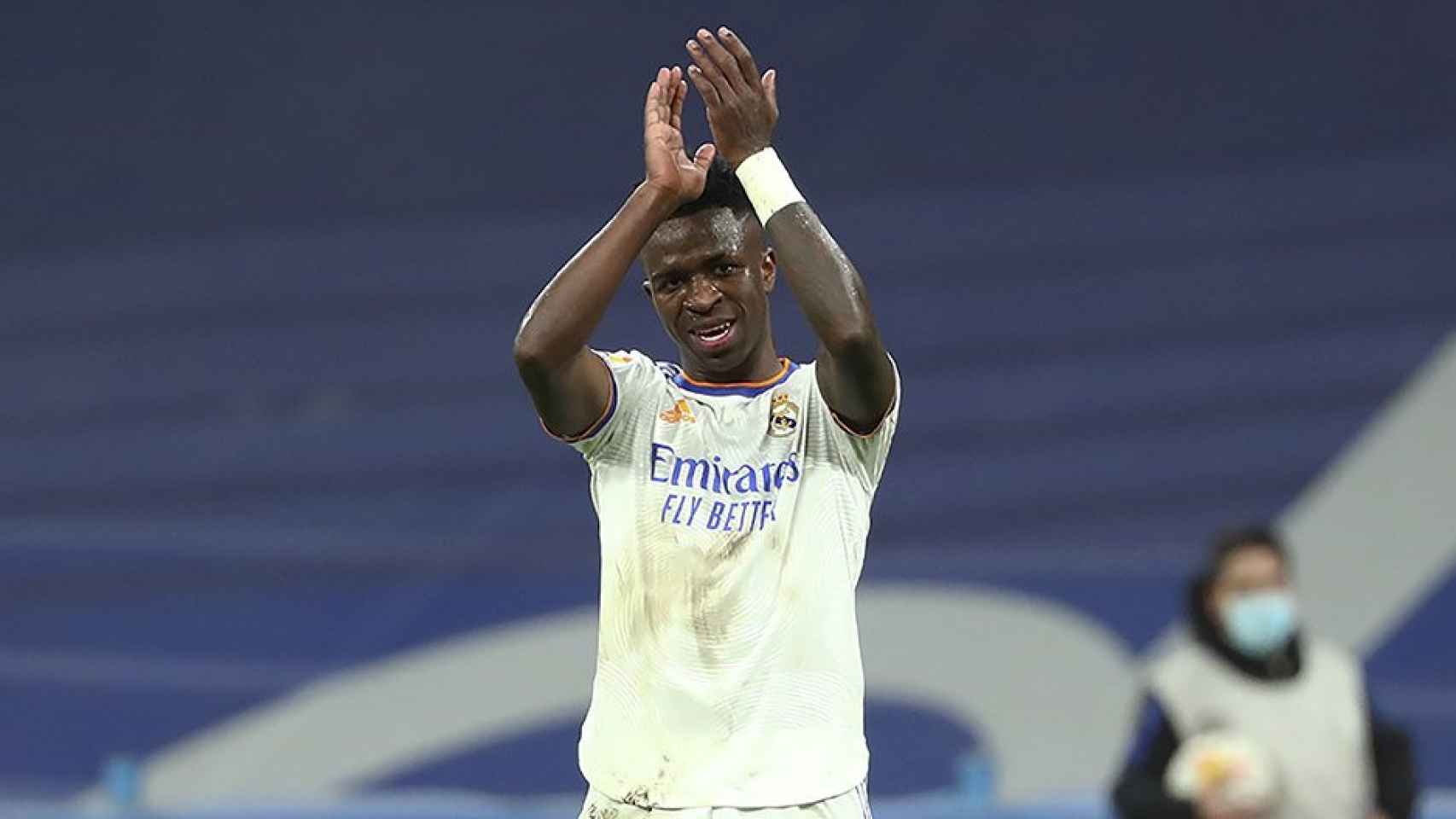 Vinicius Júnior, aplaudiendo a la grada del Bernabéu tras  un partido con el Real Madrid / EFE