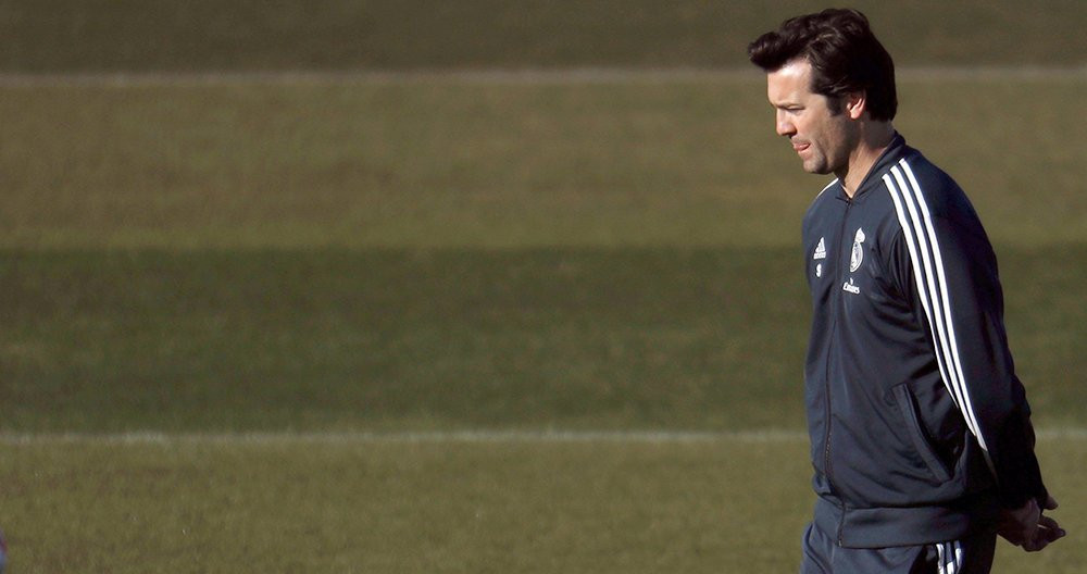 El técnico del Real Madrid, Santiago Solari, aparece pensativo por la Ciudad Deportiva / EFE