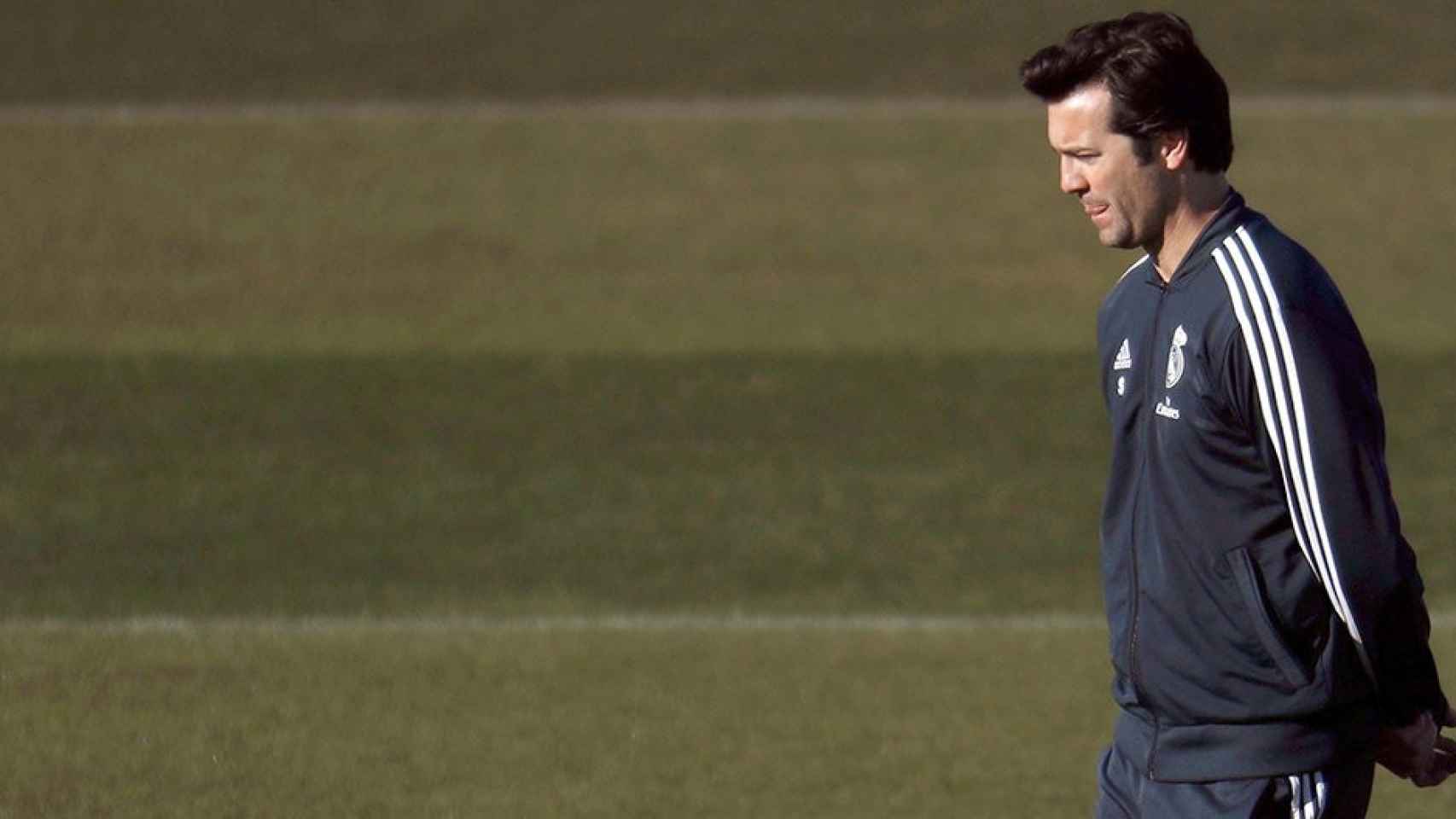 El técnico del Real Madrid, Santiago Solari, aparece pensativo por la Ciudad Deportiva / EFE