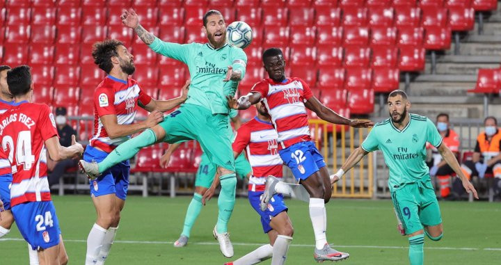 Sergio Ramos, en un córner ante el Granada | EFE