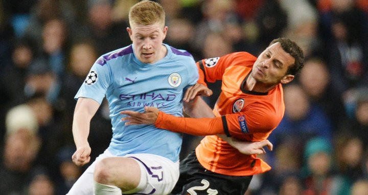 Kevin de Bruyne disputa un balón con Alan Patrick / EFE