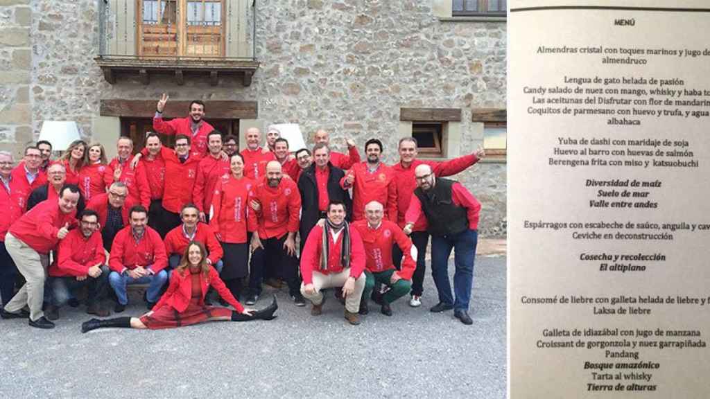 Imagen de grupo de una de las últimas visitas de los Casacas Rojas. A la derecha, el menú del restaurante Disfrutar y el Central / CG