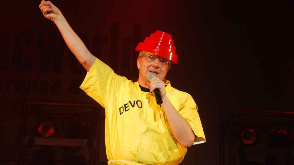 Uno de los integrantes de Devo, en un concierto / STEVE RHODES (FLICKR - WIKIMEDIA COMMONS - CC BY-NC-SA 2.0)