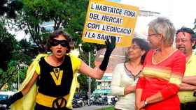 Ada Colau, disfrazada de Supervivienda, interrumpiendo un acto electoral de la ecosocialista Imma Mayol en 2007