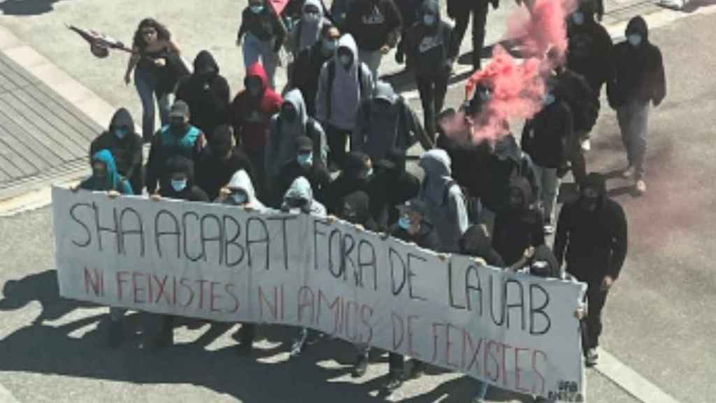 Un grupo de radicales independentistas increpa a S'ha Acabat en la UAB / S'HA ACABAT