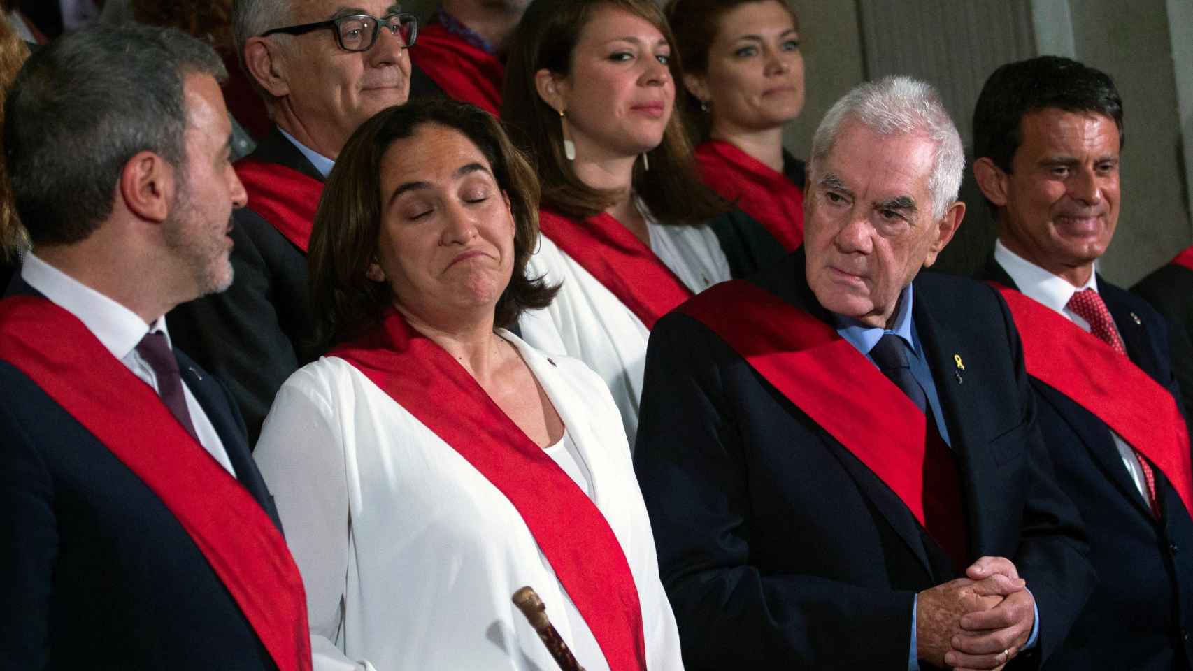 Los líderes de los partidos municipales Jaume Collboni (i), Ada Colau (c), Ernest Maragall (2d) y Manuel Valls (d) posando con todos los ediles del Ayuntamiento de Barcelona en la investidura de 2019 / EFE