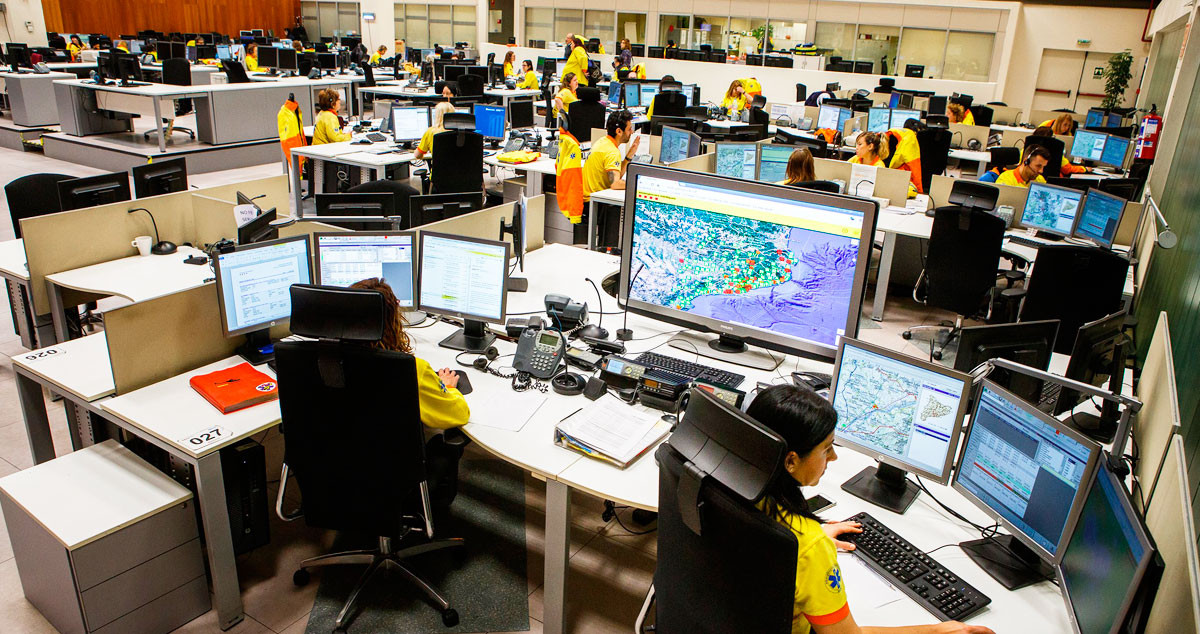 Trabajadores de Emergencias de Cataluña, SEM, atendiendo el teléfono 061 de Ferrovial / CG