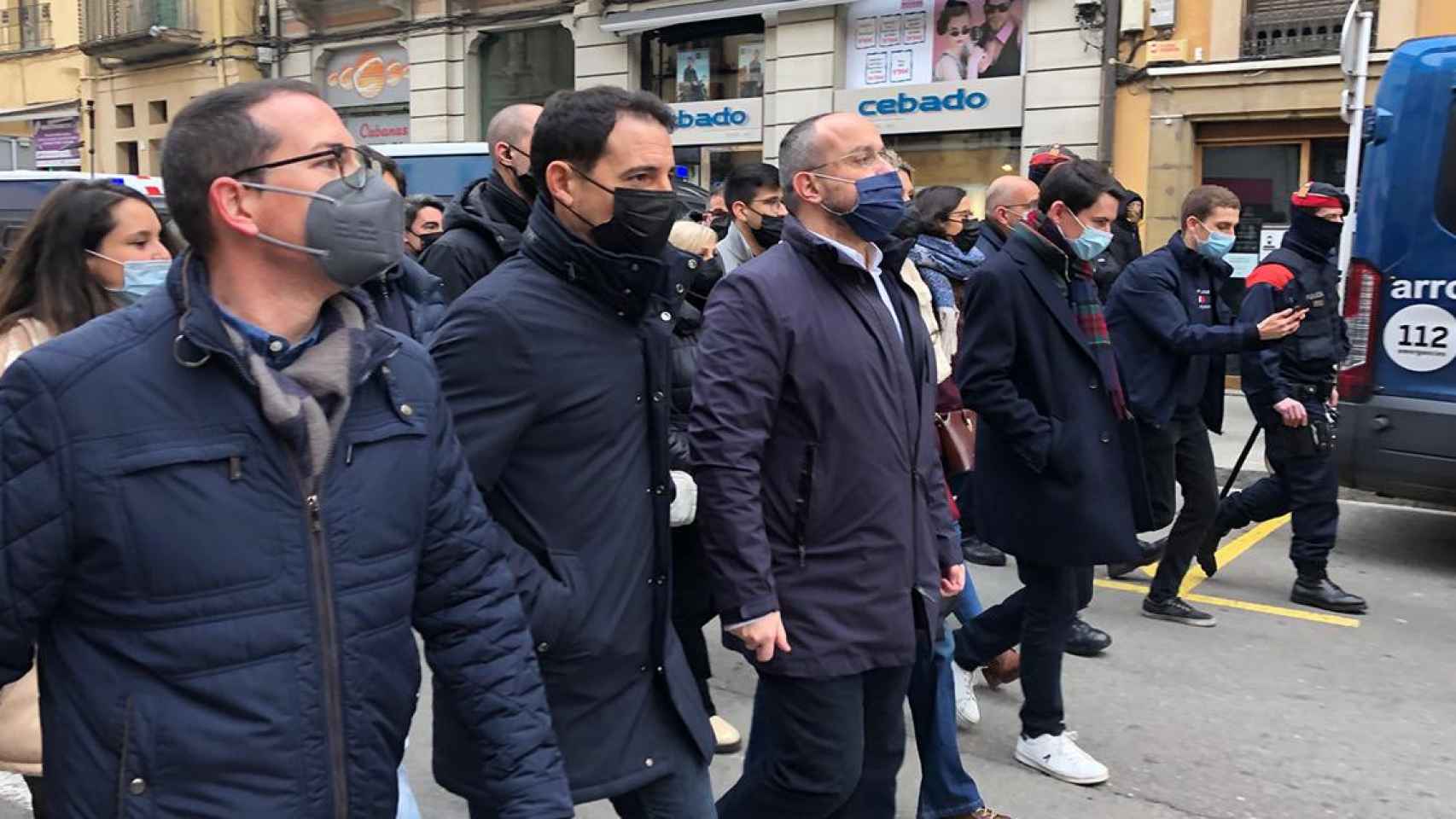 El líder del PPC, Alejandro Fernández, y el presidente de la provincial de Barcelona, Manu Reyes, a su llegada a Vic (Barcelona)