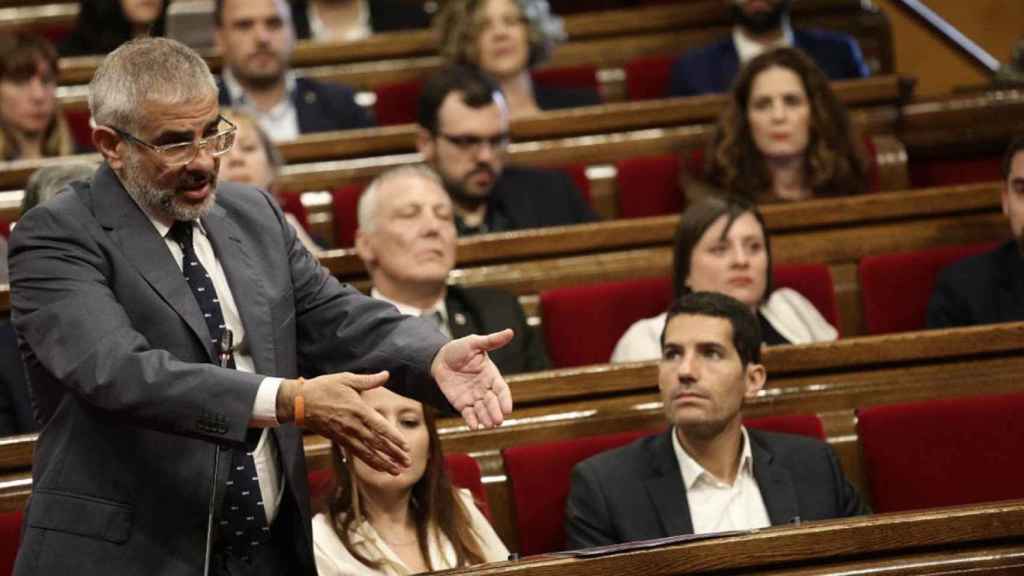 Carlos Carrizosa, líder catalán de Ciudadanos, interviene en el Parlament ante la mirada de Ignacio Martín Blanco, portavoz del partido / CS