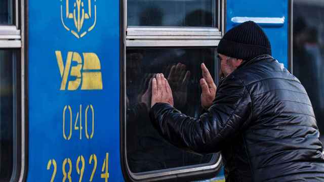 Un hombre se despide de sus familiares que parten en un tren desde la estacion Odesa Holovna (Ucrania) / Manuel Bruque (EFE)