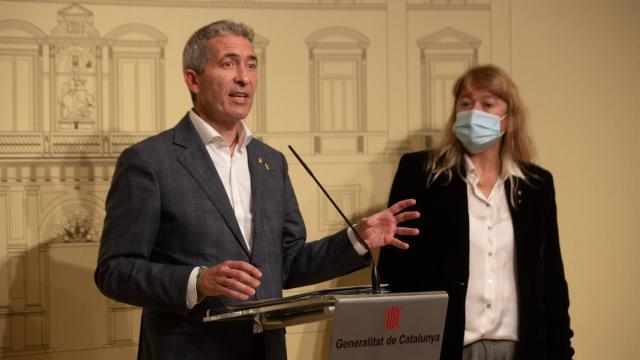 El 'conseller' de Educación, Josep Gonzàlez-Cambray, y la 'consellera' de Cultura, Natàlia Garriga, en rueda de prensa en la Generalitat / DAVID ZORRAKINO - EUROPA PRESS