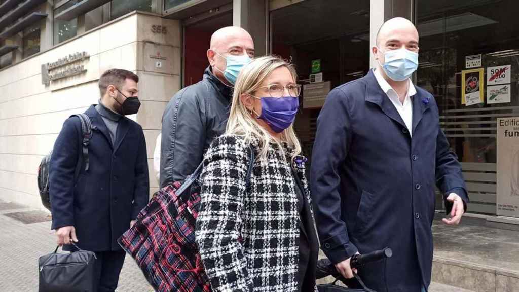 La diputada del PSC, Judith Alcalà, junto al portavoz adjunto en el Parlament, Raúl Moreno, a la entrada de la Consejería de Interior, donde han descubierto mil actas de Mossos sin tramitar / EUROPA PRESS