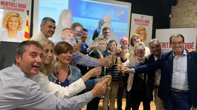 La alcaldesa de Tortosa, Meritxell Roigé, celebra con su equipo el triunfo electoral de JxCat en las municipales / JUNTS PER TORTOSA