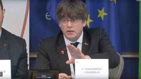 Carles Puigdemont, negándose a responder a un periodista en el Parlamento Europeo / EFE