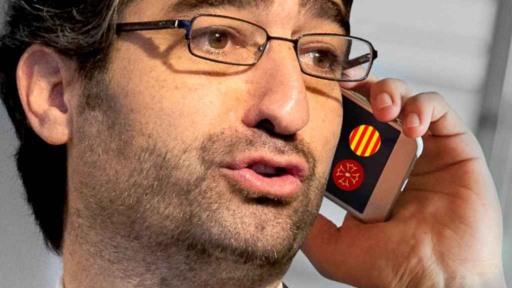 El consejero de Políticas Digitales de la Generalitat, Jordi Puigneró atiende a una llamada / FOTOMONTAJE DE CG