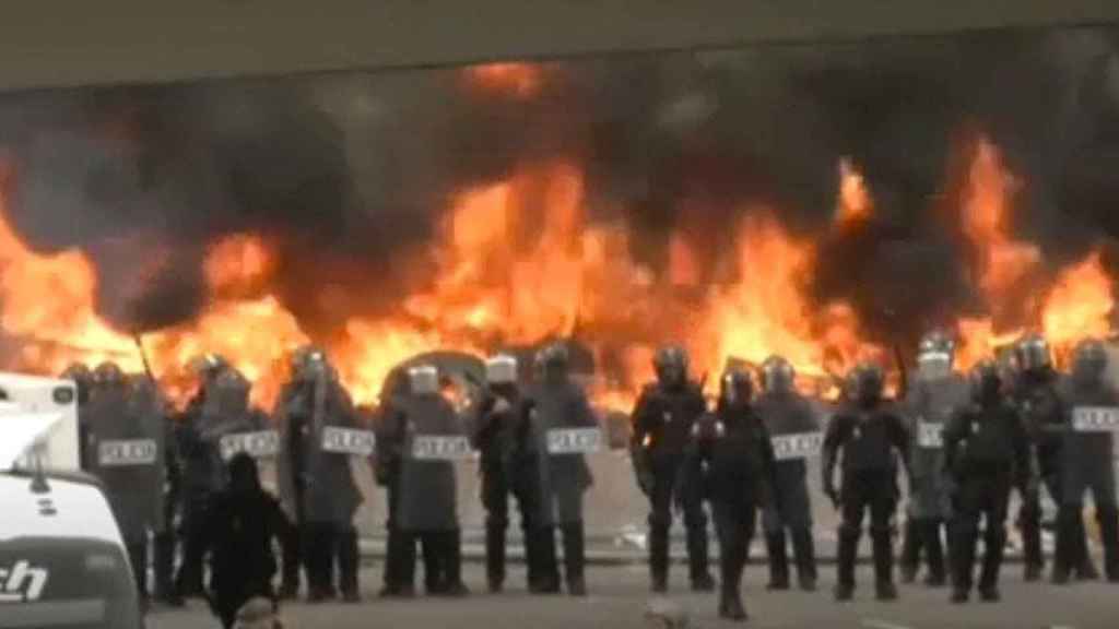 Agentes de los Mossos d'Esquadra ante una barricada en la AP-7 / 324