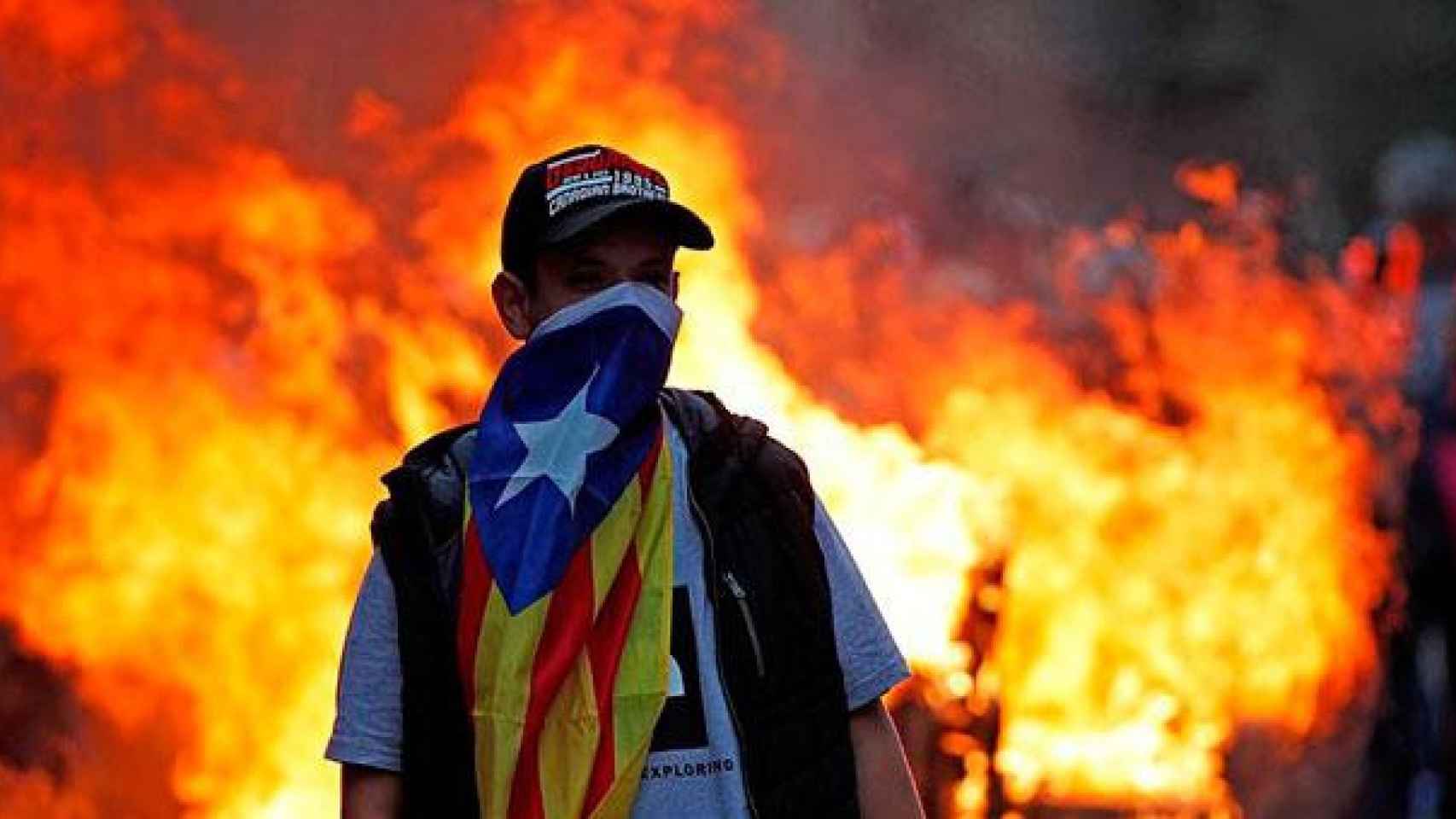 Manifestantes durante las protestas que se están produciendo ante la comisaría de la Policía Nacional de Via Laietana, en Barcelona. Distopía virtual / EFE