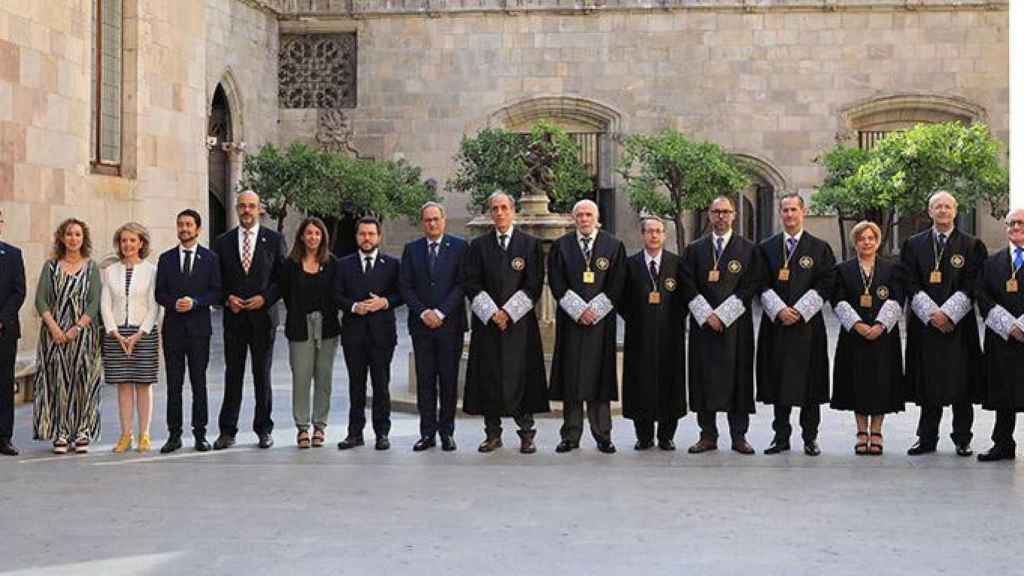 El presidente Quim Torra y varios consejeros de su gobierno junto a los juristas que forman parte del Consejo de Garantías Estatutarias / JORDI BEDMAR