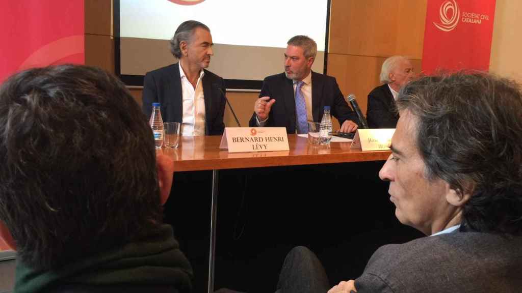 Josep Ramon Bosch, presidente de Societat Civil Catalana, junto a Bernard-Henry Lévy, y Albert Boadella, y de espaldas Manuel Valls y Arcadi Espada / CG