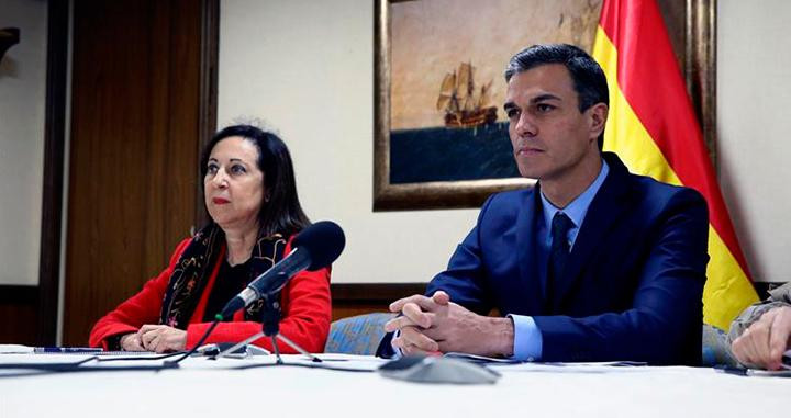 El presidente del Gobierno, Pedro Sánchez, junto a la ministra de Defensa, Margarita Robles / EFE