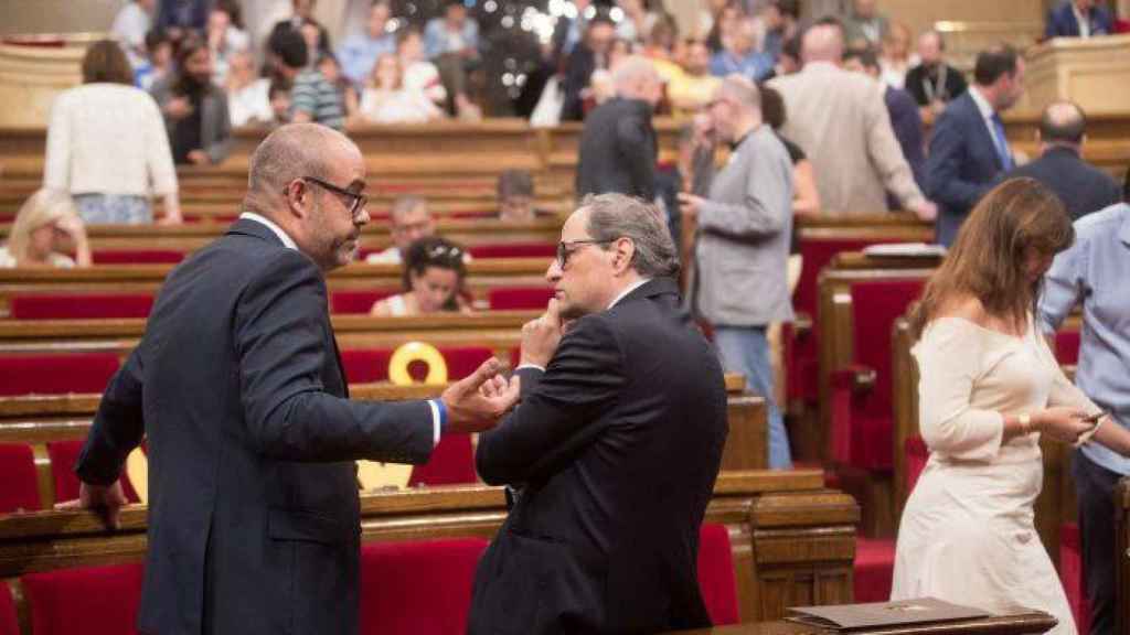 Imagen de Miquel Buch y Quim Torra en el Parlament / EFE